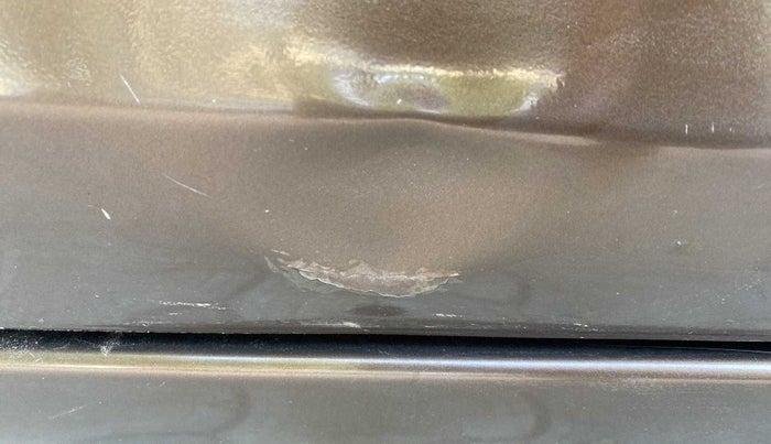 2017 Maruti Ciaz ZXI+, Petrol, Manual, 60,854 km, Driver-side door - Beading has minor damage