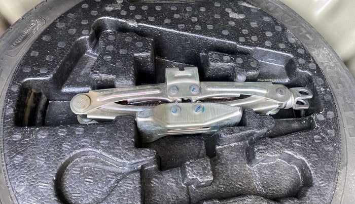 2017 Maruti Ciaz ZXI+, Petrol, Manual, 60,854 km, Dicky (Boot door) - Tool missing