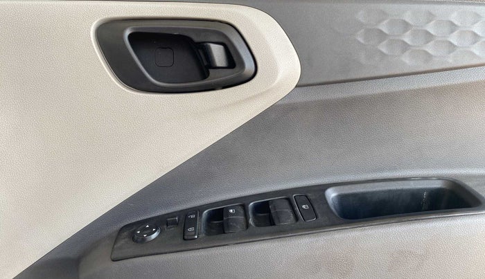 2022 Hyundai AURA S 1.2 CNG, CNG, Manual, 56,564 km, Driver Side Door Panels Control