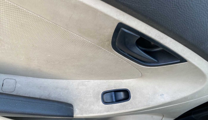 2016 Hyundai Eon ERA +, Petrol, Manual, 96,385 km, Left front window switch / handle - Power window makes minor noise