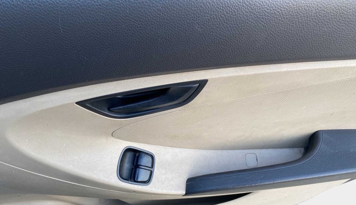 2016 Hyundai Eon ERA +, Petrol, Manual, 96,385 km, Driver Side Door Panels Control