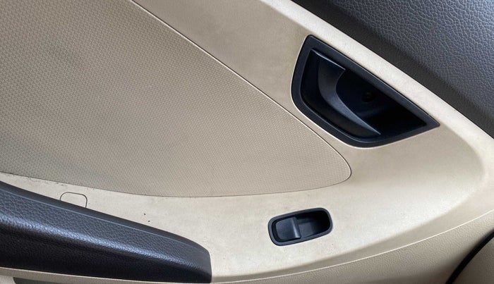 2018 Hyundai Eon ERA +, Petrol, Manual, 16,104 km, Left front window switch / handle - Power window makes minor noise
