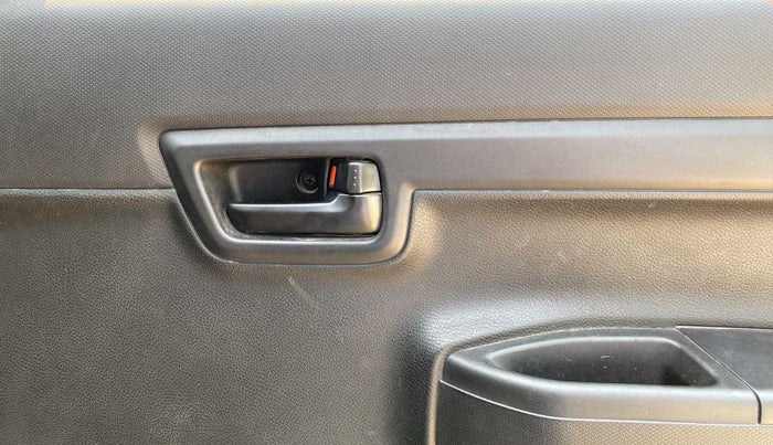 2019 Maruti S PRESSO VXI PLUS AMT, Petrol, Automatic, 58,229 km, Driver Side Door Panels Control