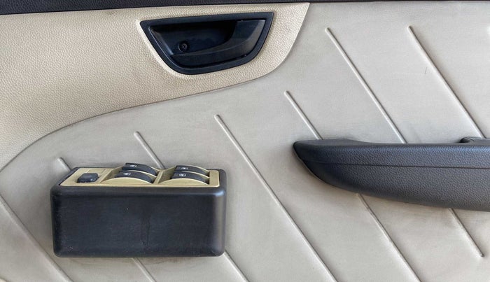 2015 Hyundai Eon D-LITE+, Petrol, Manual, 32,167 km, Driver Side Door Panels Control