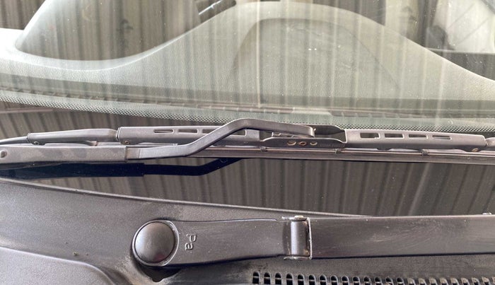 2015 Hyundai Eon D-LITE+, Petrol, Manual, 32,167 km, Front windshield - Wiper bottle cap missing
