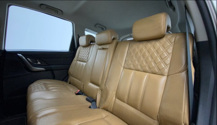 2020 Mahindra XUV500 W11(O), Diesel, Manual, 57,596 km, Right Side Rear Door Cabin