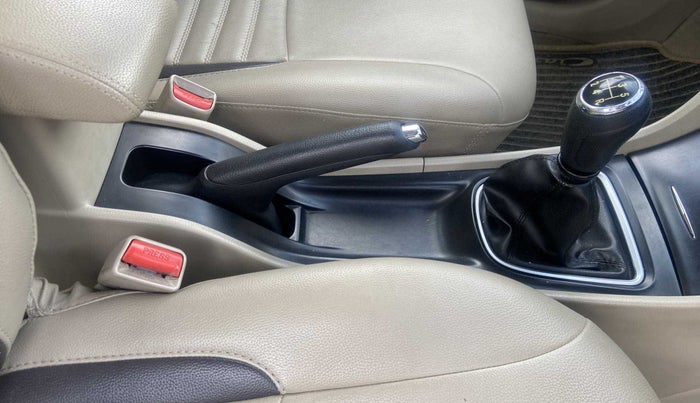 2017 Maruti Ciaz VXI+, Petrol, Manual, 59,750 km, Gear lever - Knob has minor damage