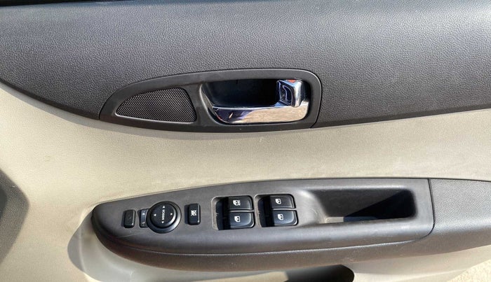 2013 Hyundai i20 MAGNA (O) 1.2, Petrol, Manual, 11,884 km, Driver Side Door Panels Control