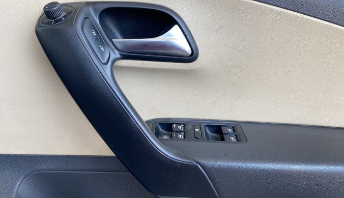 2015 Volkswagen Polo HIGHLINE1.2L, Petrol, Manual, 93,295 km, Driver Side Door Panels Control