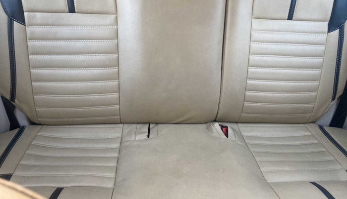 2021 Mahindra XUV 3OO W6 1.2 PETROL, Petrol, Manual, 10,886 km, Second-row left seat - Cover slightly stained