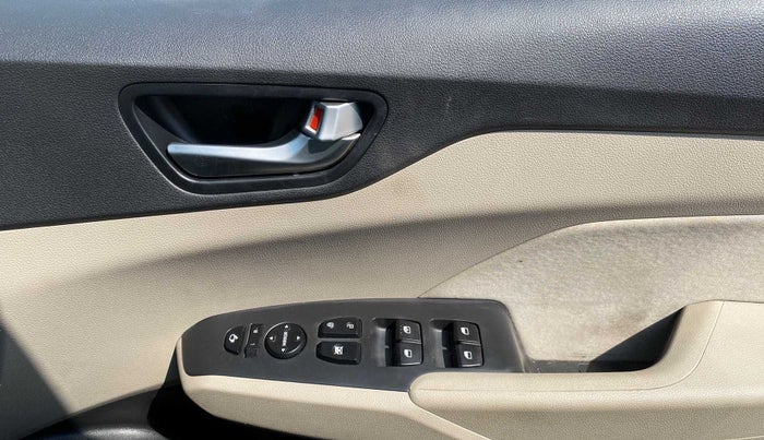 2019 Hyundai Verna 1.6 VTVT SX, Petrol, Manual, 25,299 km, Driver Side Door Panels Control