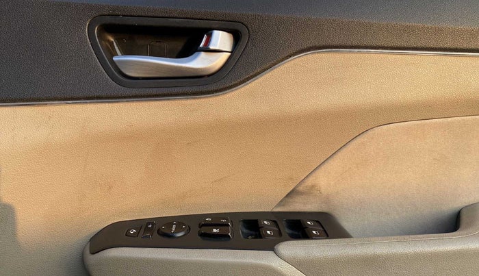 2018 Hyundai Verna 1.6 CRDI SX + AT, Diesel, Automatic, 91,041 km, Driver Side Door Panels Control