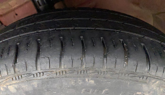 2013 Maruti Swift VXI, Petrol, Manual, 61,629 km, Left Front Tyre Tread