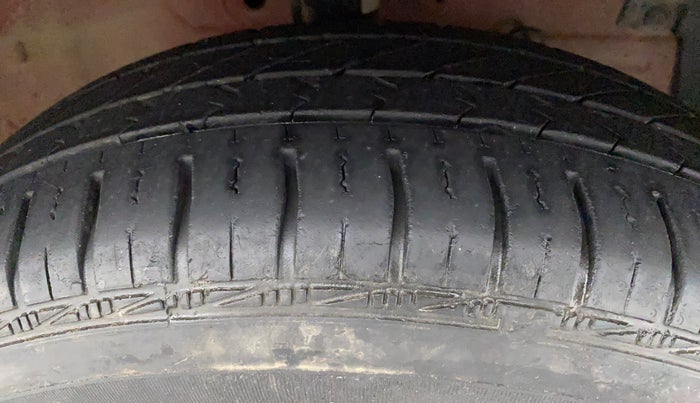 2013 Maruti Swift VXI, Petrol, Manual, 61,629 km, Right Front Tyre Tread