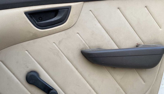 2015 Hyundai Eon D-LITE+, CNG, Manual, 40,389 km, Driver Side Door Panels Control