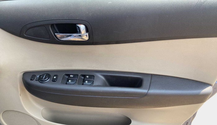 2014 Hyundai i20 SPORTZ 1.2, Petrol, Manual, 23,808 km, Driver Side Door Panels Control