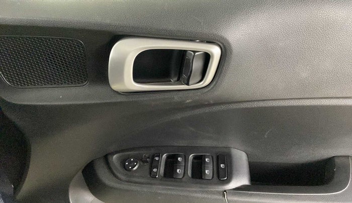 2020 Hyundai VENUE S 1.2, Petrol, Manual, 28,621 km, Driver Side Door Panels Control