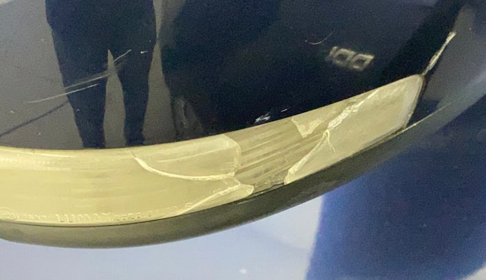 2018 Maruti Swift VDI AMT, Diesel, Automatic, 74,853 km, Right rear-view mirror - Indicator light has minor damage