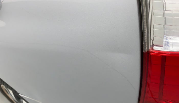 2016 Toyota Innova 2.5 VX 8 STR, Diesel, Manual, 71,386 km, Left quarter panel - Slightly dented