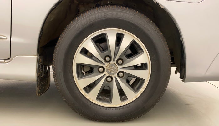 2016 Toyota Innova 2.5 VX 8 STR, Diesel, Manual, 71,386 km, Right Front Wheel