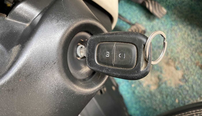 2021 Renault TRIBER RXL MT, Petrol, Manual, 86,696 km, Lock system - Door lock knob has minor damage