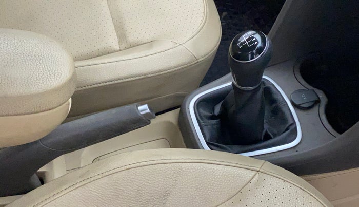 2016 Volkswagen Vento HIGHLINE 1.6 MPI, Petrol, Manual, 83,310 km, Gear lever - Boot cover slightly torn