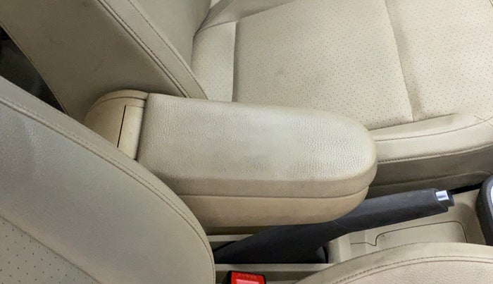 2016 Volkswagen Vento HIGHLINE 1.6 MPI, Petrol, Manual, 83,310 km, Driver seat - Armrest has miinor damage