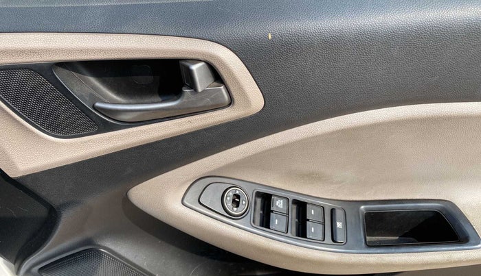2018 Hyundai Elite i20 MAGNA EXECUTIVE 1.2, Petrol, Manual, 29,885 km, Driver Side Door Panels Control