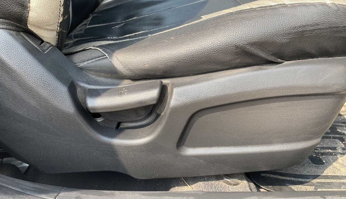 2018 Hyundai Elite i20 MAGNA EXECUTIVE 1.2, Petrol, Manual, 29,885 km, Driver Side Adjustment Panel