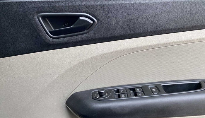 2019 Renault TRIBER RXT, Petrol, Manual, 49,833 km, Driver Side Door Panels Control