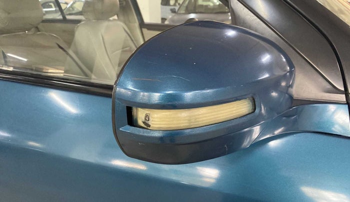 2013 Maruti Swift Dzire VDI, Diesel, Manual, 65,900 km, Right rear-view mirror - Indicator light has minor damage