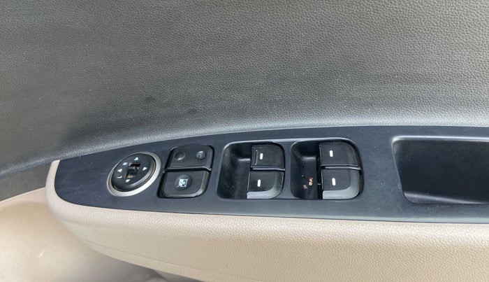 2017 Hyundai Grand i10 MAGNA 1.2 KAPPA VTVT, Petrol, Manual, 87,182 km, Right front window switch / handle - Minor damage