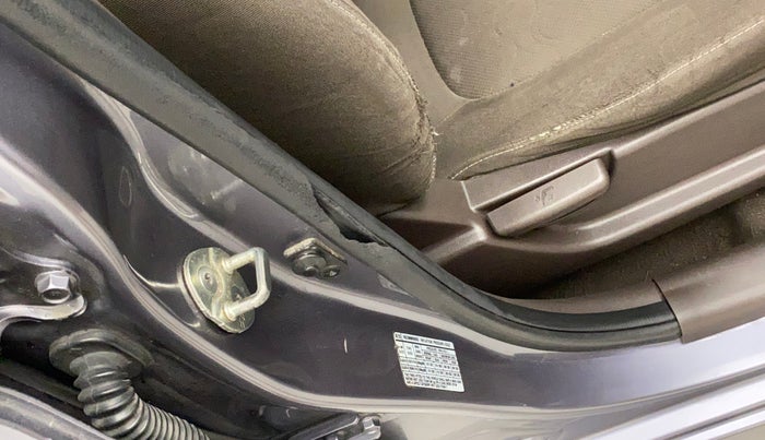 2010 Hyundai i20 SPORTZ (O) 1.2, Petrol, Manual, 67,856 km, Driver-side door - Beading has minor damage