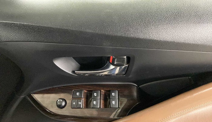 2017 Toyota Innova Crysta 2.4 GX AT 7 STR, Diesel, Automatic, 53,056 km, Driver Side Door Panels Control