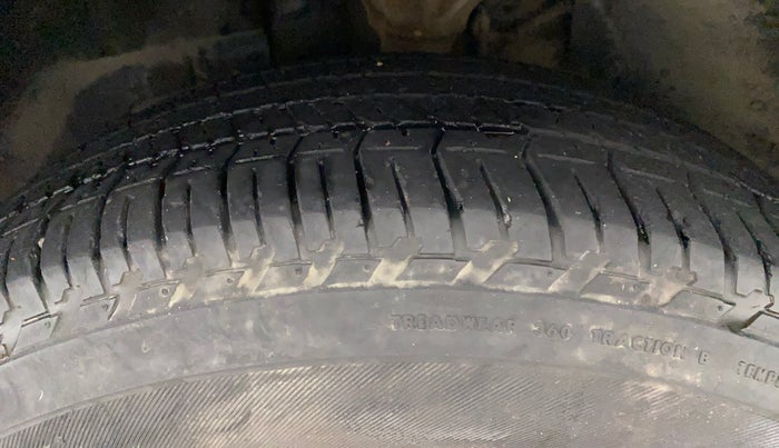 2016 Mahindra XUV500 W8, Diesel, Manual, 69,864 km, Left Front Tyre Tread