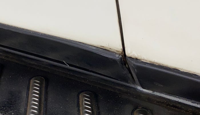 2016 Mahindra XUV500 W8, Diesel, Manual, 69,864 km, Front passenger door - Slight discoloration