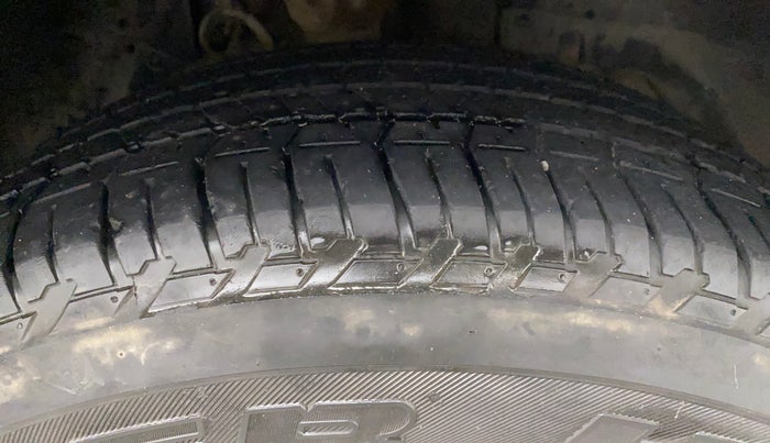 2016 Mahindra XUV500 W8, Diesel, Manual, 69,864 km, Right Front Tyre Tread