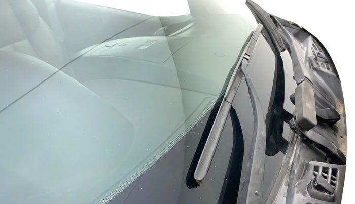 2016 Mahindra XUV500 W8, Diesel, Manual, 69,864 km, Front windshield - Minor spot on windshield