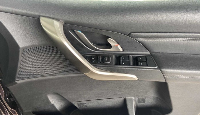 2018 Mahindra XUV500 W11(O), Diesel, Manual, 77,878 km, Driver Side Door Panels Control