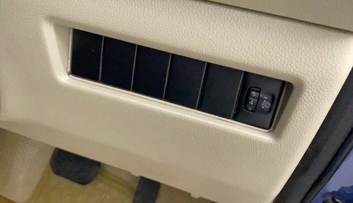 2017 Maruti Dzire VDI AMT, Diesel, Automatic, 1,00,864 km, Dashboard - Headlight height adjustment not working