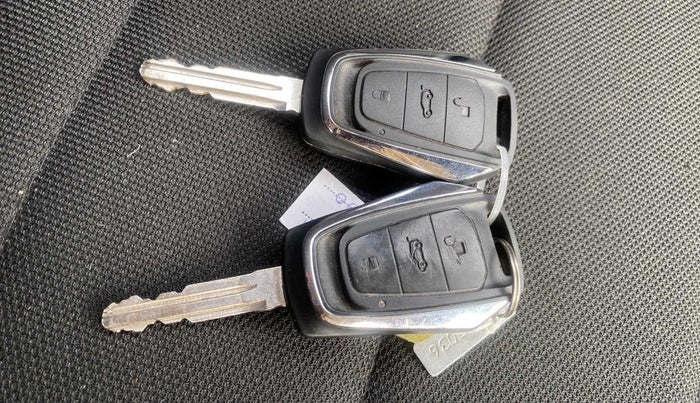 2017 Mahindra KUV 100 NXT K8 D 6 STR DUAL TONE, Diesel, Manual, 22,719 km, Lock system - Remote key not functional