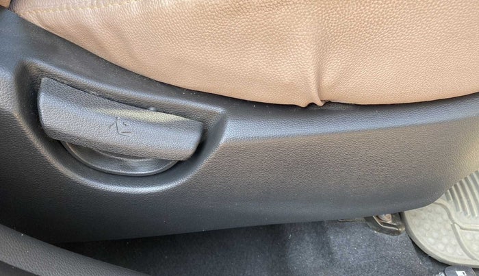 2019 Hyundai Grand i10 MAGNA 1.2 KAPPA VTVT, Petrol, Manual, 26,464 km, Driver Side Adjustment Panel