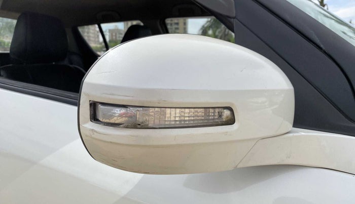 2014 Maruti Swift VXI, CNG, Manual, 90,886 km, Right rear-view mirror - Indicator light has minor damage