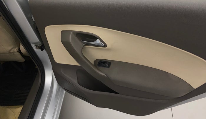 2011 Volkswagen Vento HIGHLINE DIESEL 1.6, Diesel, Manual, 83,897 km, Right rear window switch / handle - Minor damage