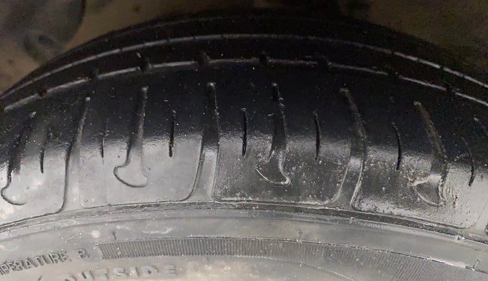 2018 Hyundai Xcent SX 1.2, Petrol, Manual, 33,965 km, Left Front Tyre Tread