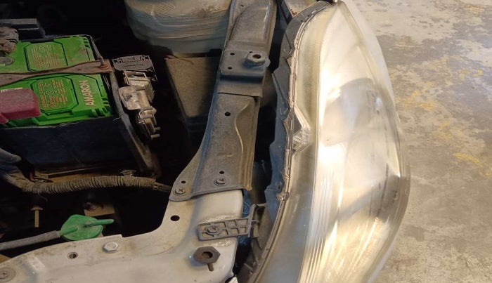 2015 Maruti Swift VXI, Petrol, Manual, 73,674 km, Left headlight - Clamp has minor damage
