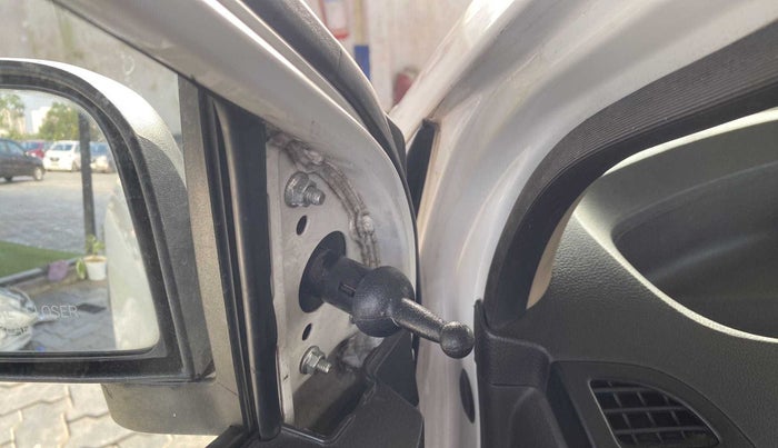 2014 Hyundai Eon ERA +, Petrol, Manual, 95,365 km, Left rear-view mirror - Cover has minor damage