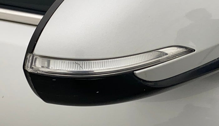 2016 Hyundai New Elantra 2.0 SX(O) AT PETROL, Petrol, Automatic, 1,21,498 km, Right rear-view mirror - Indicator light has minor damage
