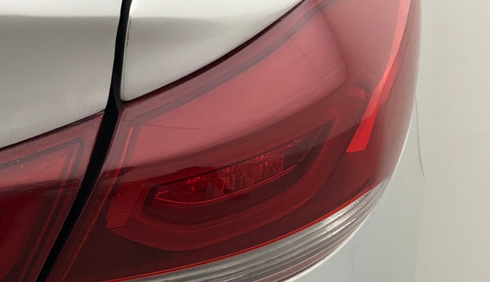 2016 Hyundai New Elantra 2.0 SX(O) AT PETROL, Petrol, Automatic, 1,21,498 km, Left tail light - Minor scratches