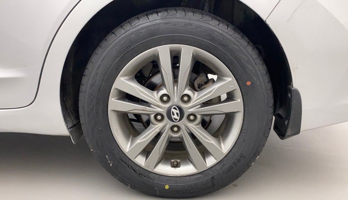 2016 Hyundai New Elantra 2.0 SX(O) AT PETROL, Petrol, Automatic, 1,21,498 km, Left Rear Wheel
